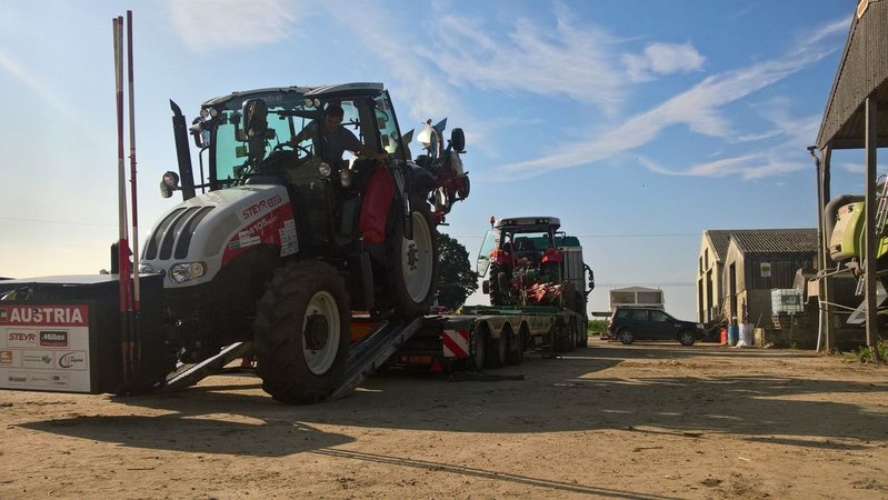 WM Pflügen: Ankunft der Traktoren in England